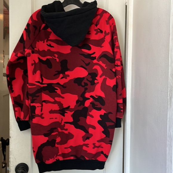 Red Camouflage Long Hoodie by YIQIAODA - Picture 5 of 6